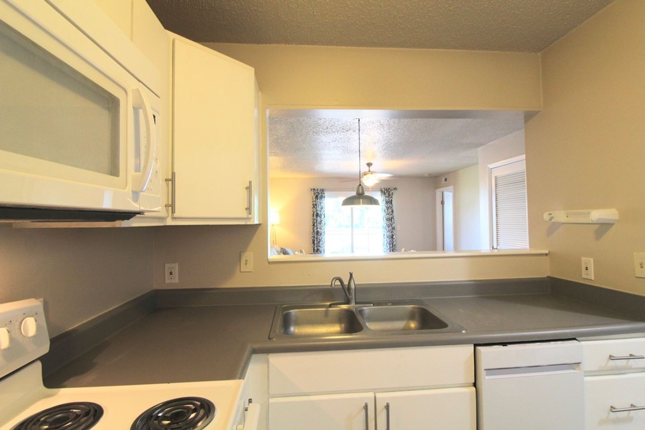 1360 Hunters Rd Apt E - Photo 7 of 39