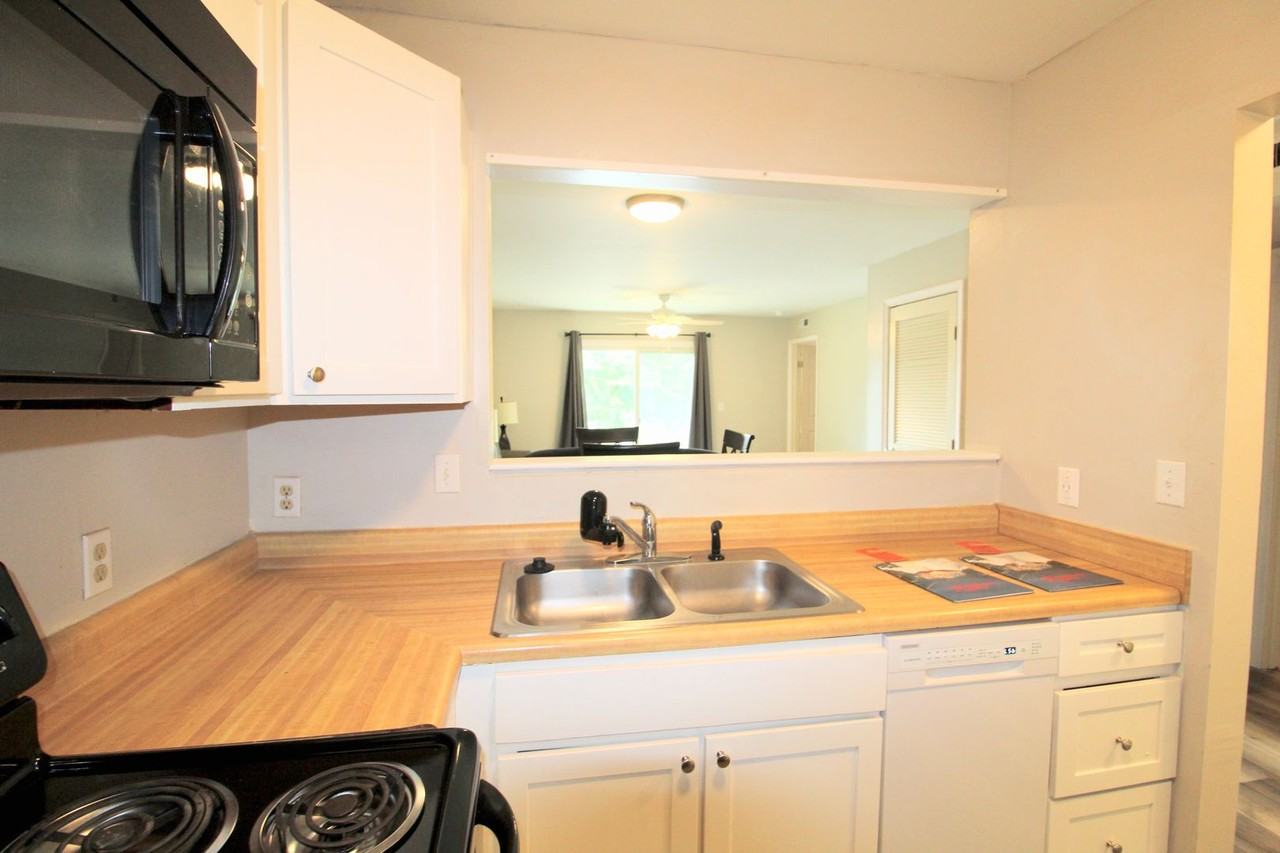 1346 Hunters Rd Apt A - Photo 3 of 16