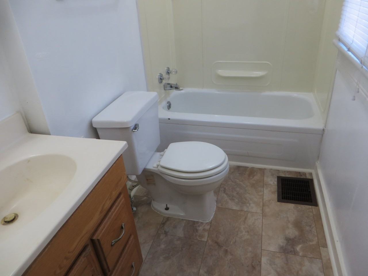 422 W Baker St - Photo 4 of 30