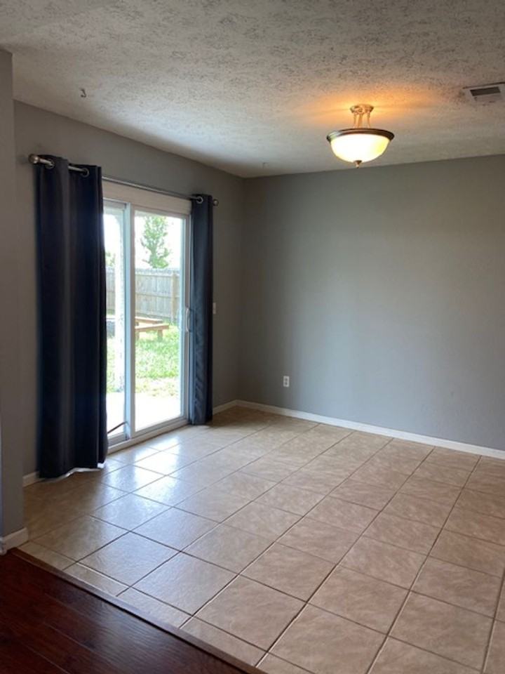 112 Rob Ct - Photo 4 of 20