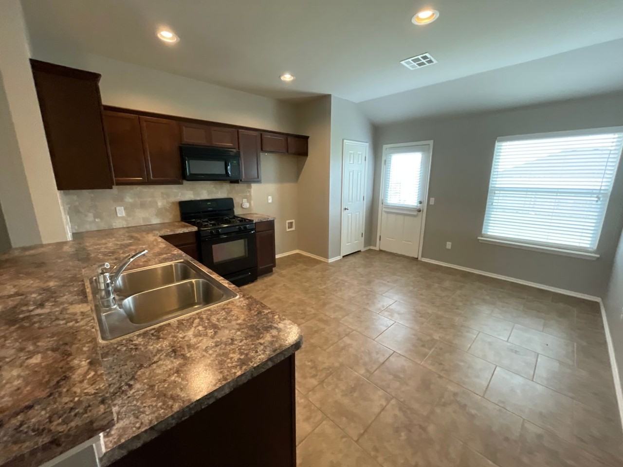 11724 Nw 135th St - Photo 5 of 30