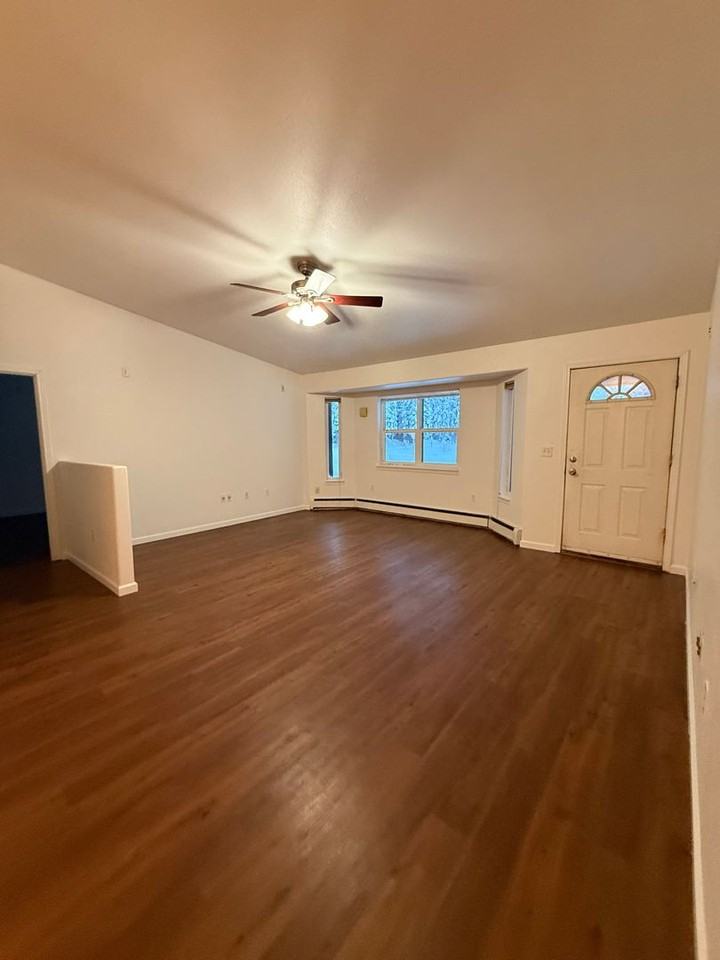 2390 Staley Ave - Photo 3 of 16