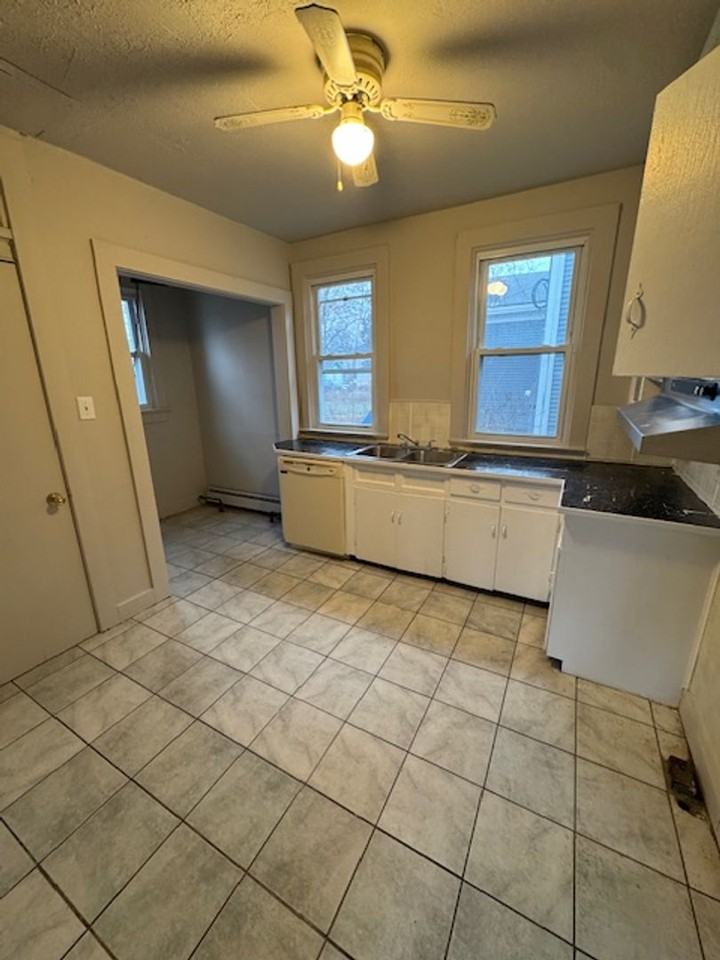 1303 Saint Marys Ave - Photo 4 of 10