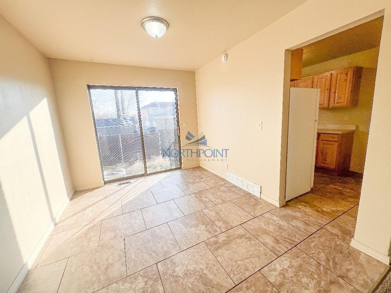 Spacious 3 Beds 1 Bath Townhouse - Photo 3 of 24