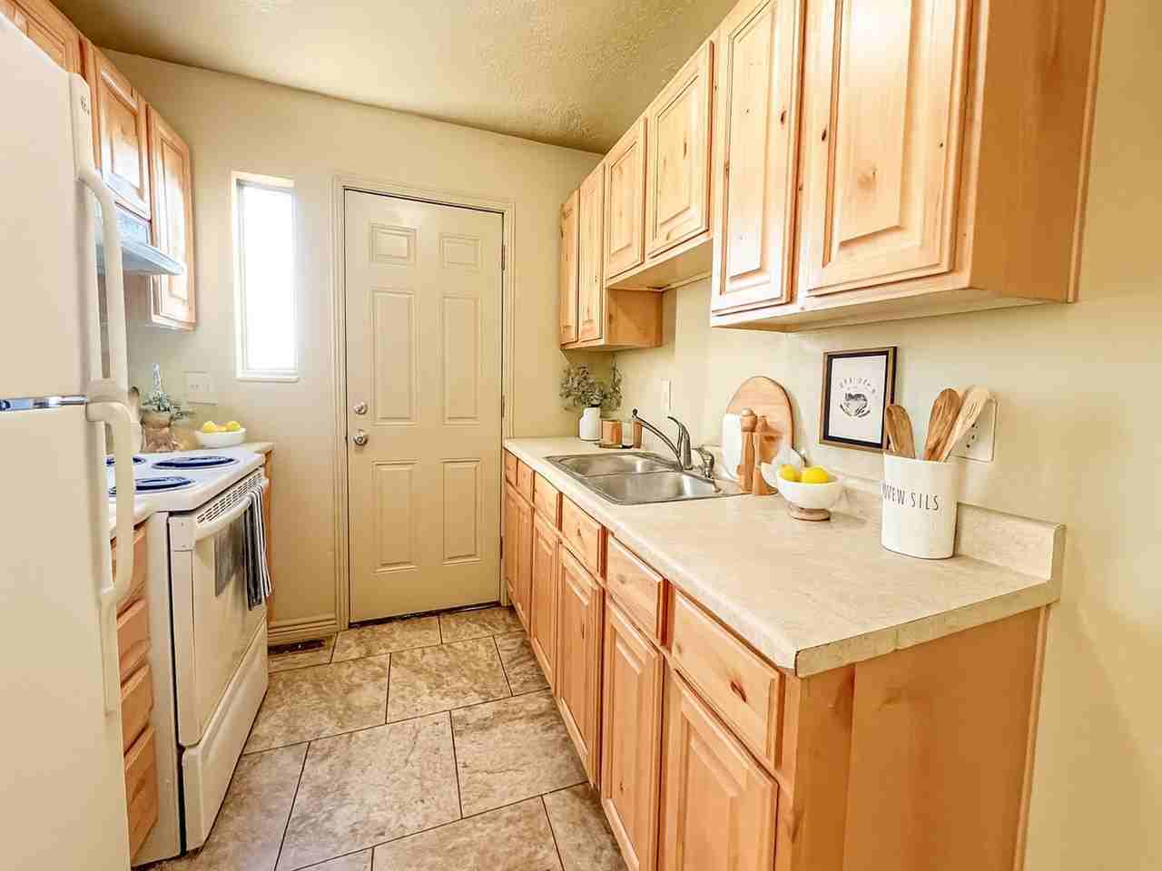 Spacious 3 Beds 1 Bath Townhouse - Photo 4 of 24