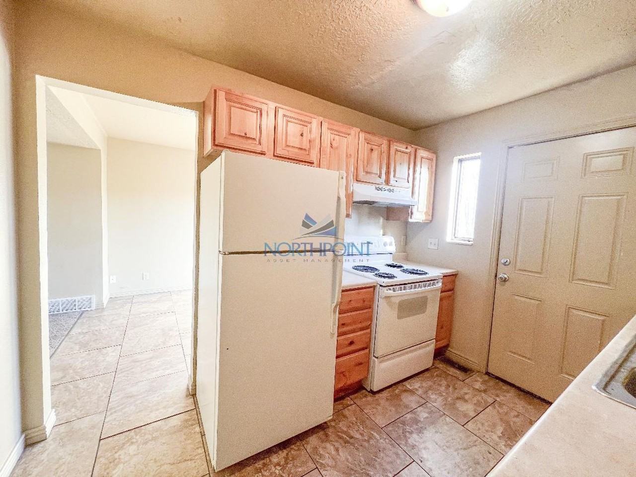 Spacious 3 Beds 1 Bath Townhouse - Photo 6 of 24