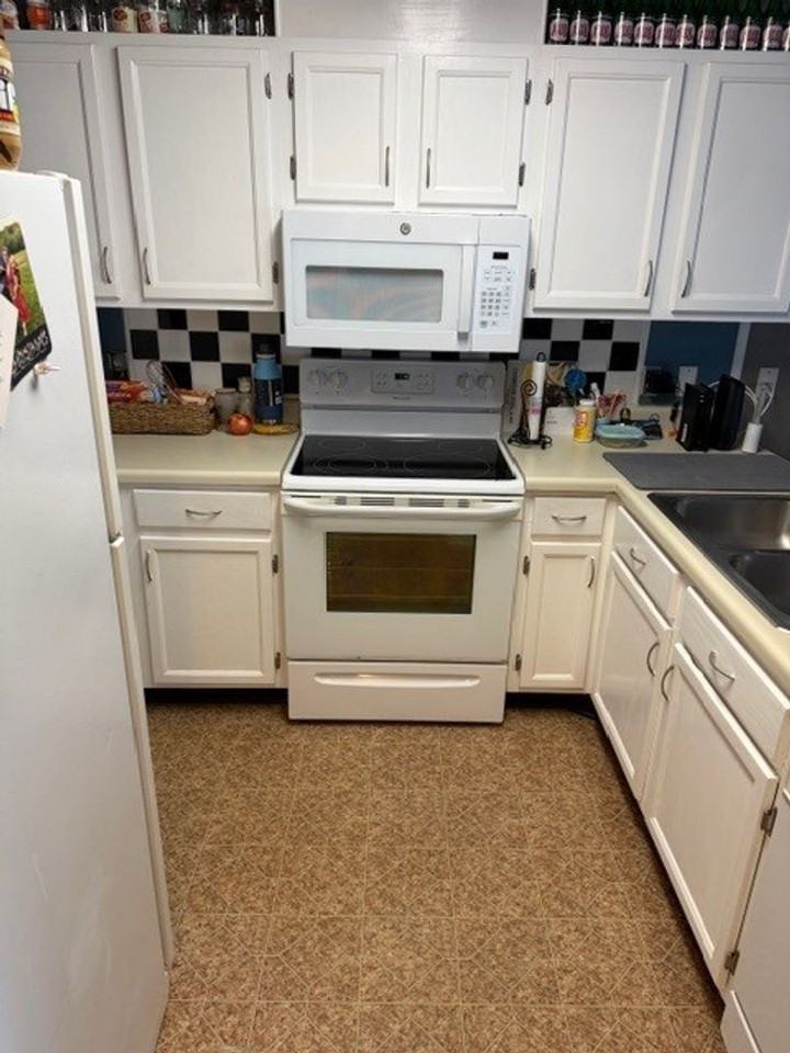 1064 Stonegate Dr Apt A - Photo 2 of 3