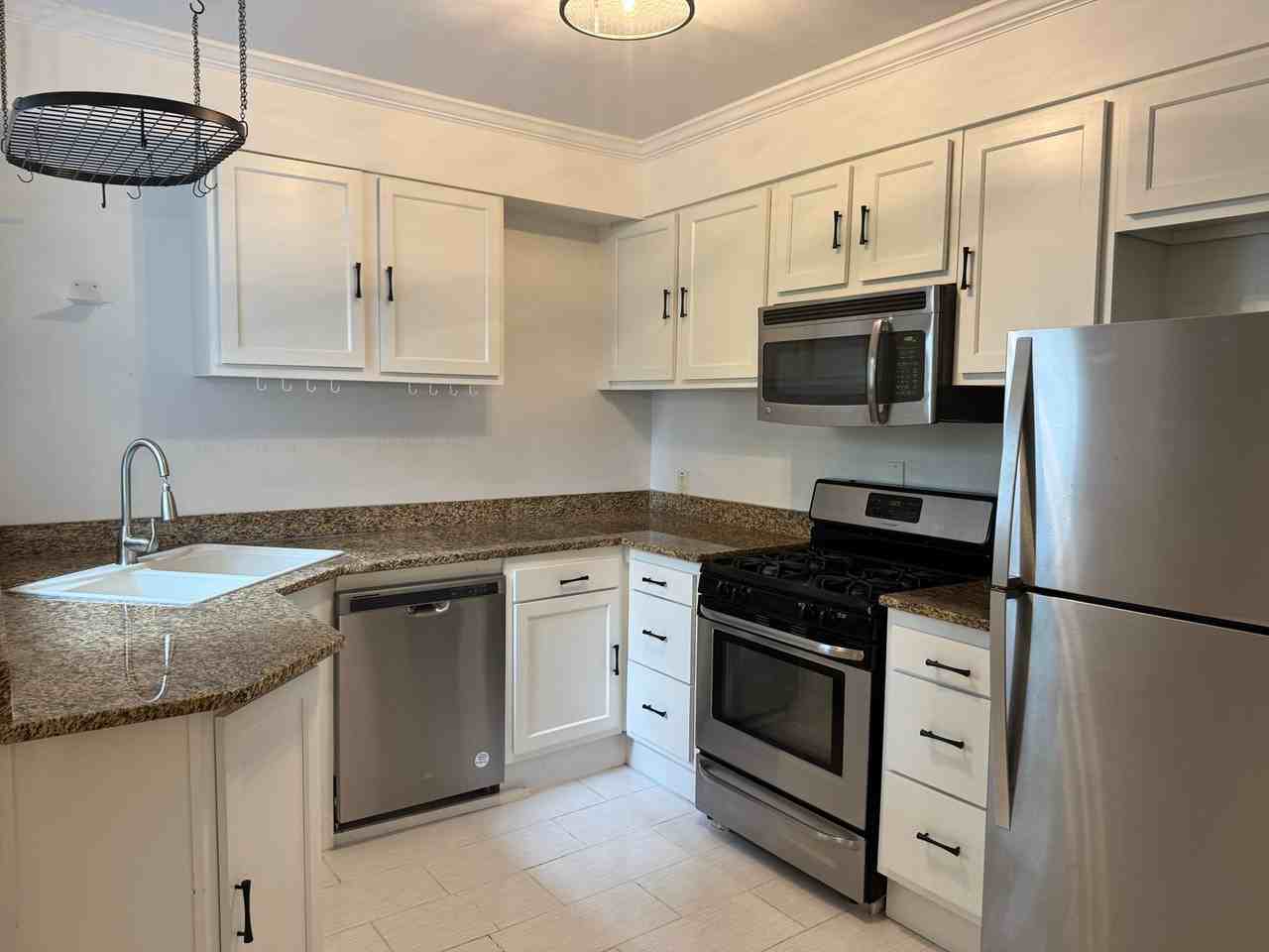 305 Hurley Ave - Photo 4 of 16