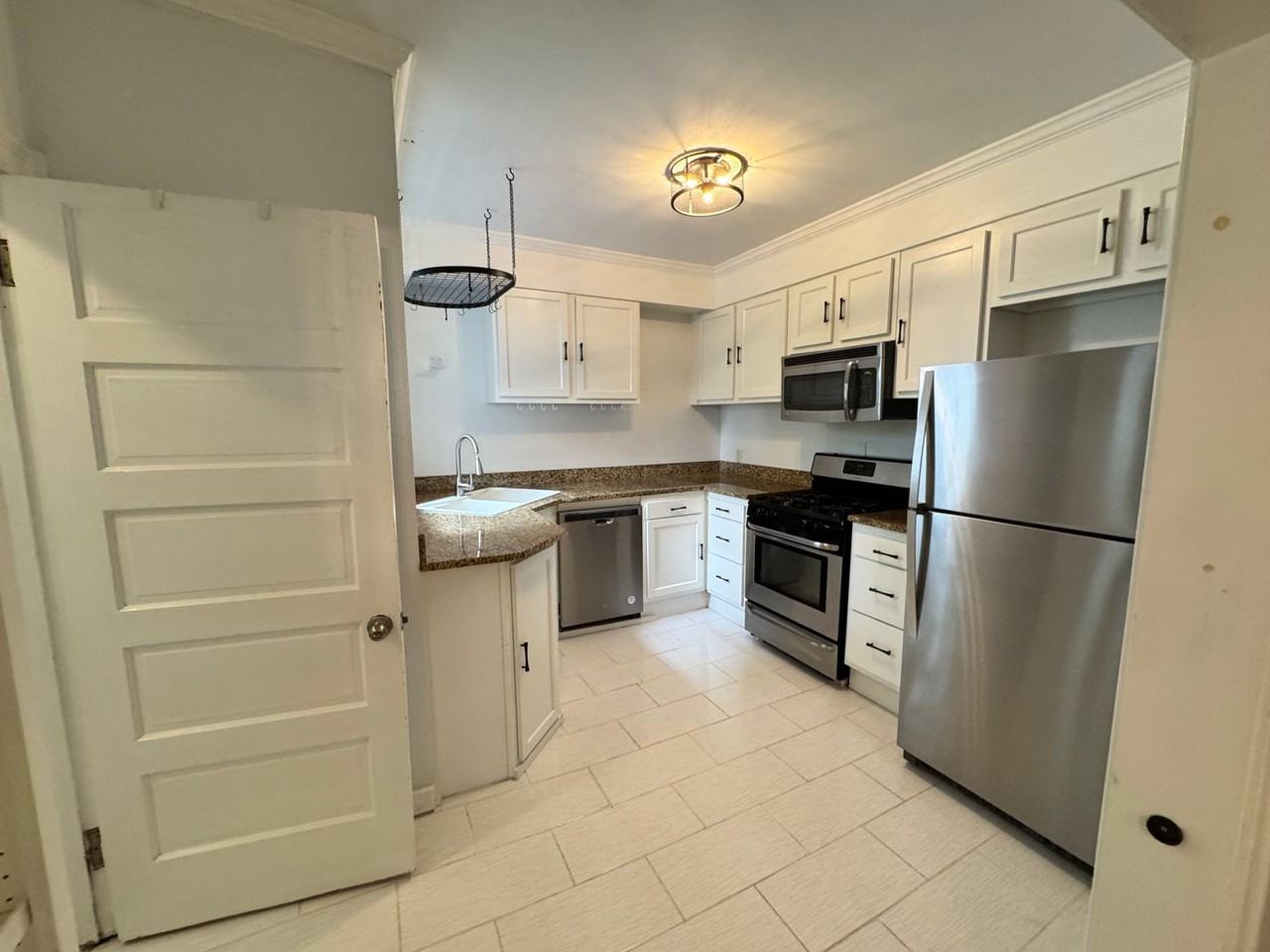 305 Hurley Ave - Photo 5 of 16