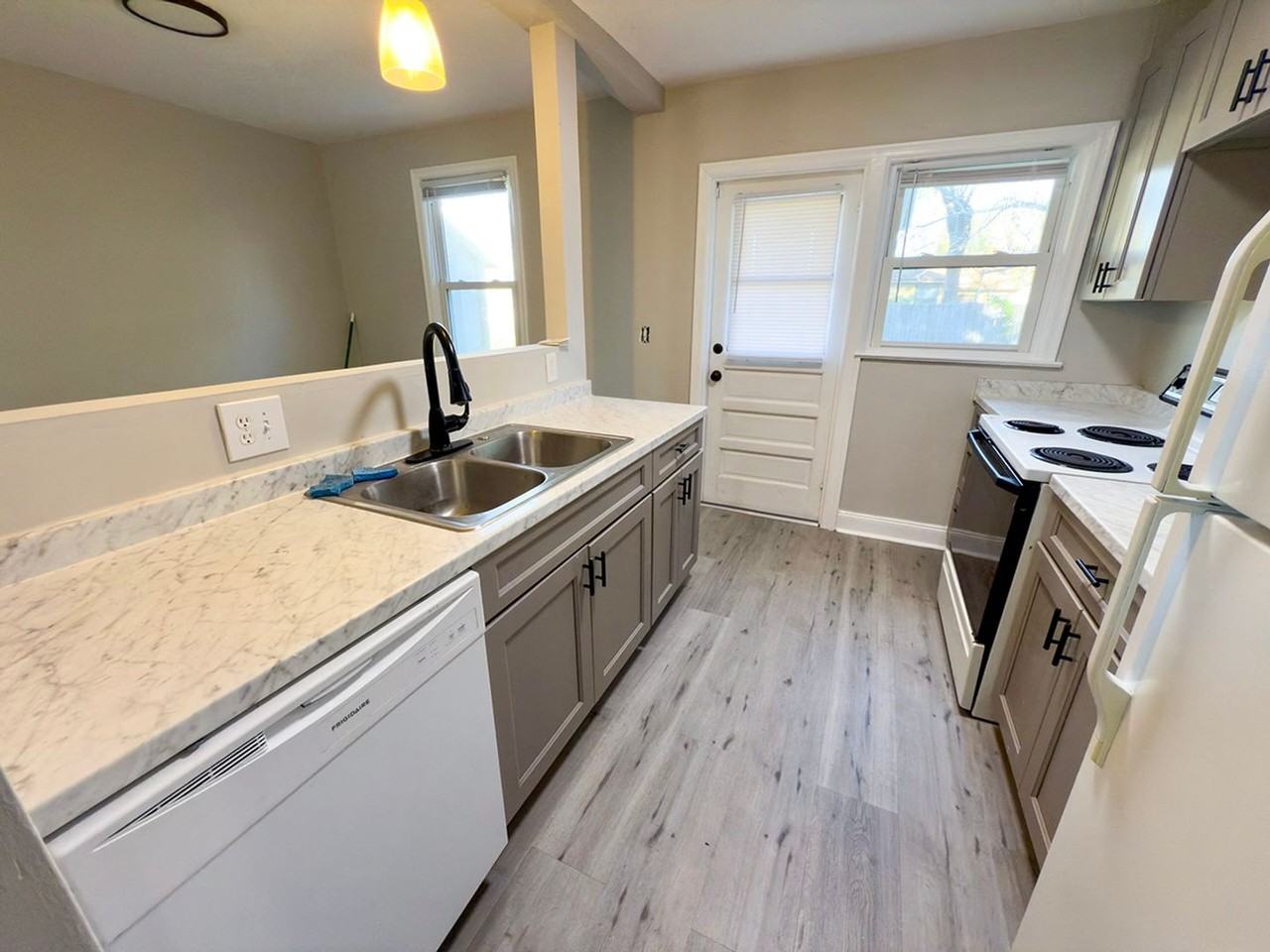 5319 Kingsbury St - Photo 5 of 9