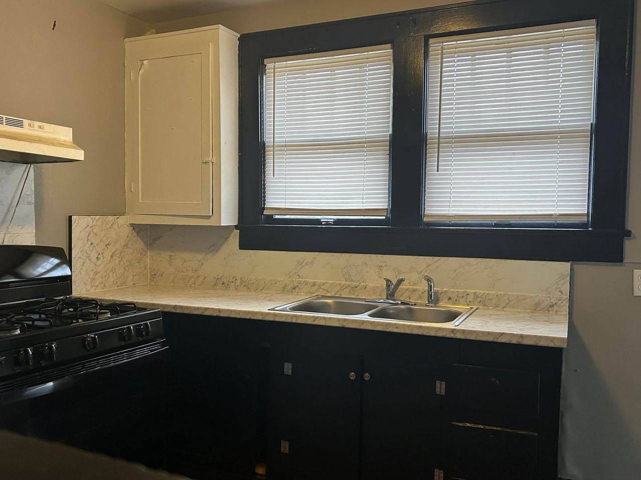 1417 W 11th St - Photo 2 of 10