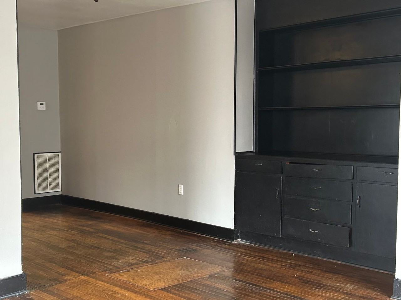 1417 W 11th St - Photo 4 of 10