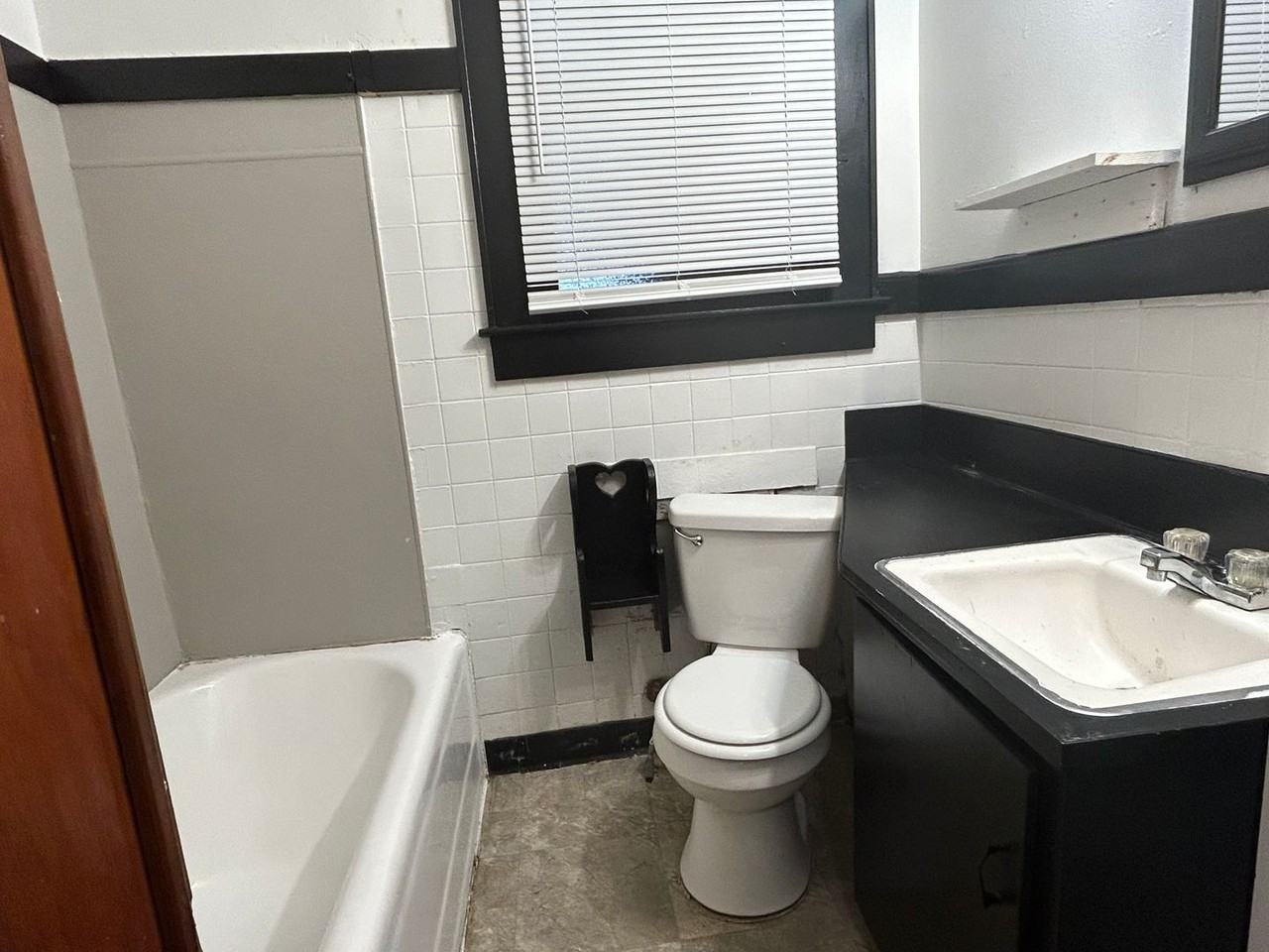 1417 W 11th St - Photo 6 of 10