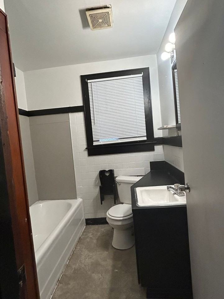 1417 W 11th St - Photo 7 of 10