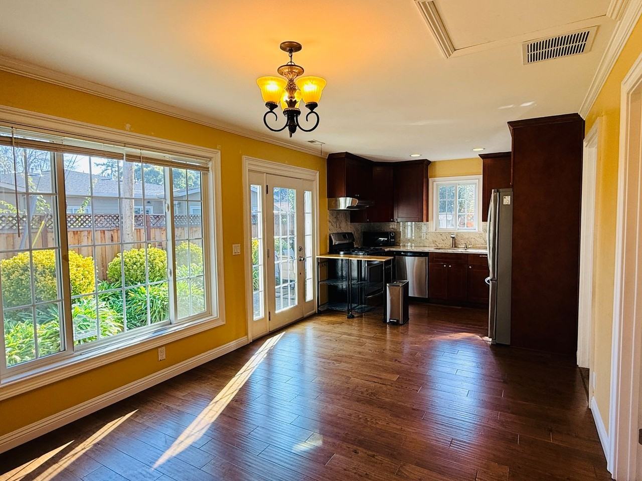 1040 Henderson Ave - Photo 4 of 18