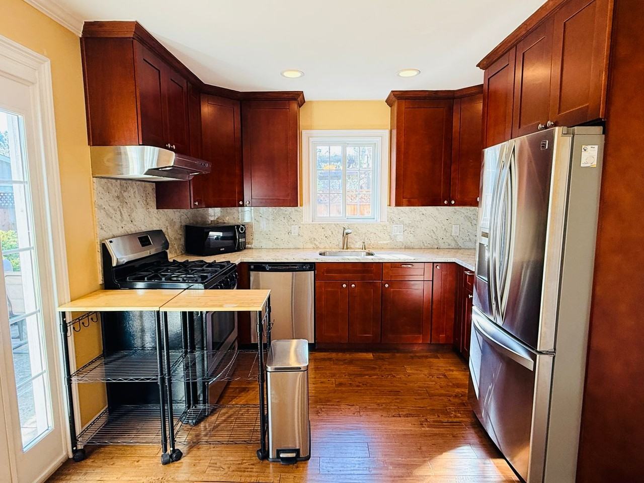 1040 Henderson Ave - Photo 5 of 18