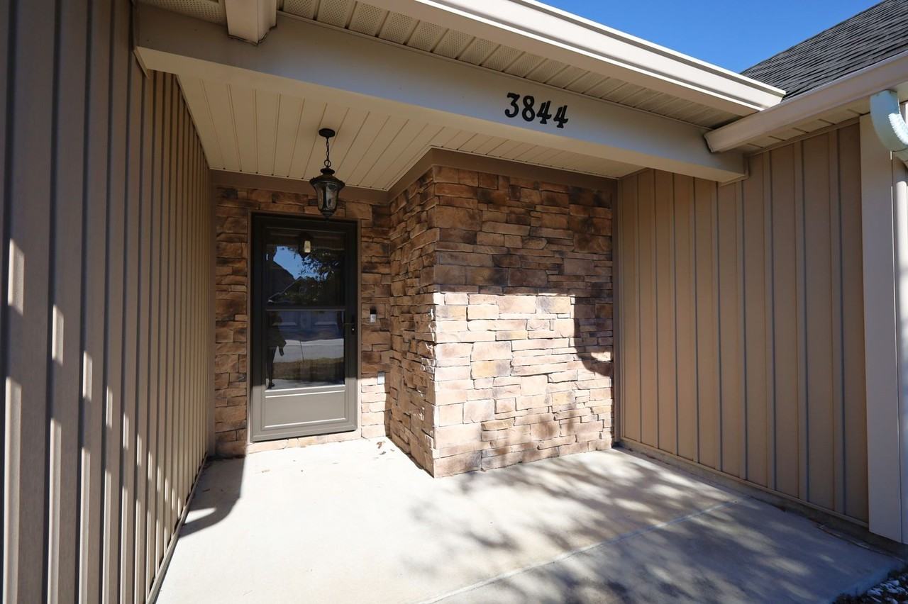 3844 Coventry Dr - Photo 2 of 18