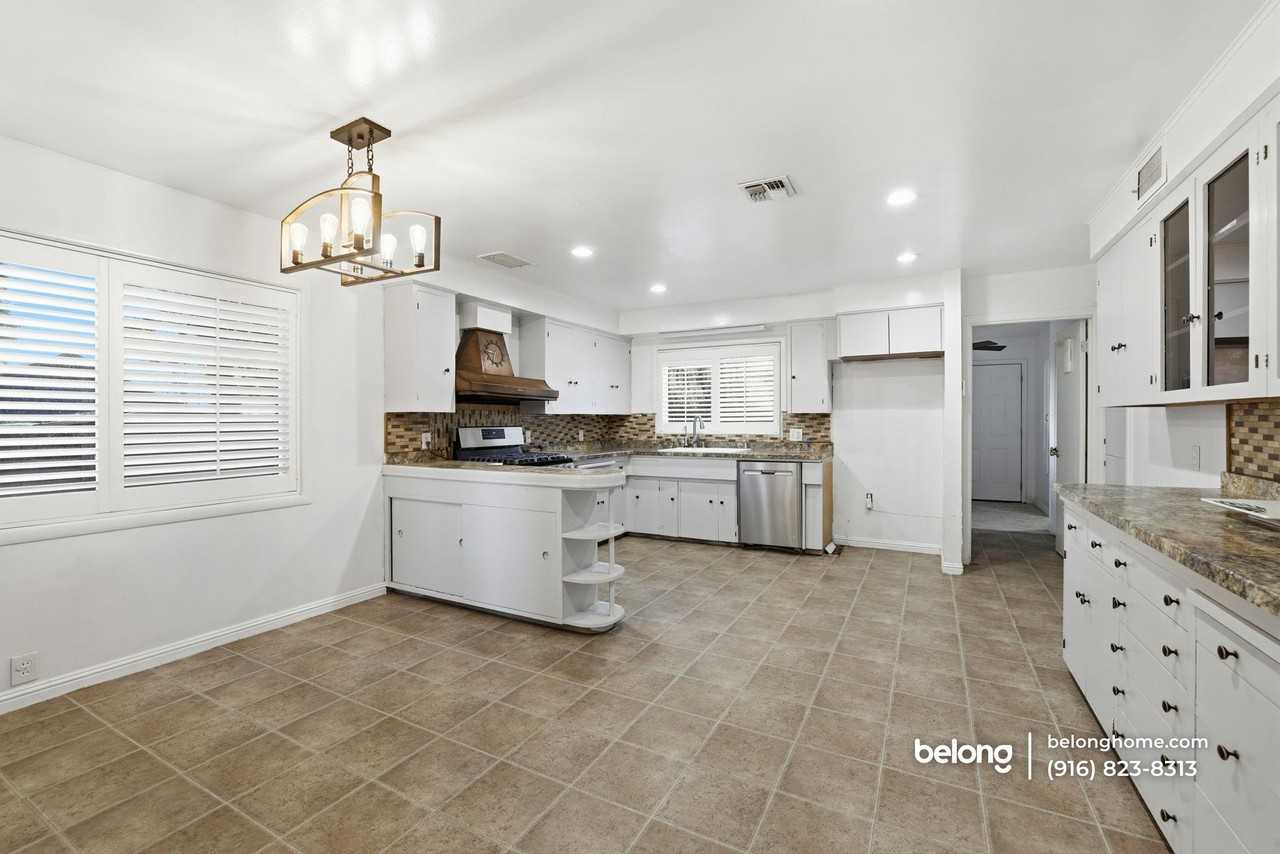 9623 Adams St - Photo 5 of 22