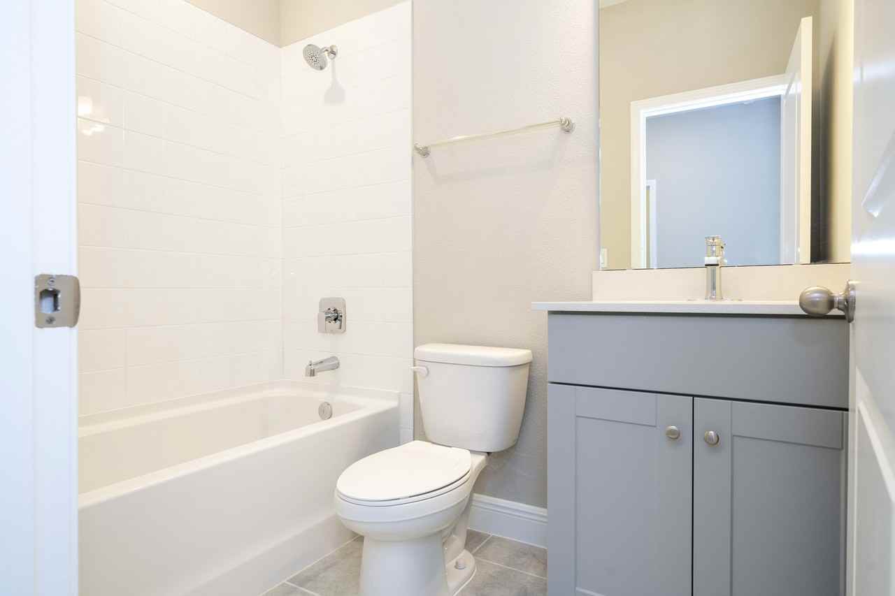 16332 Hamlin View St - Photo 3 of 23