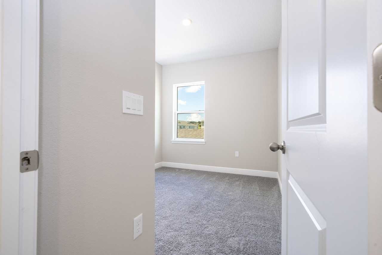 16332 Hamlin View St - Photo 5 of 23