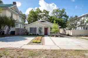 featured image of 1038 W Woodlawn Ave