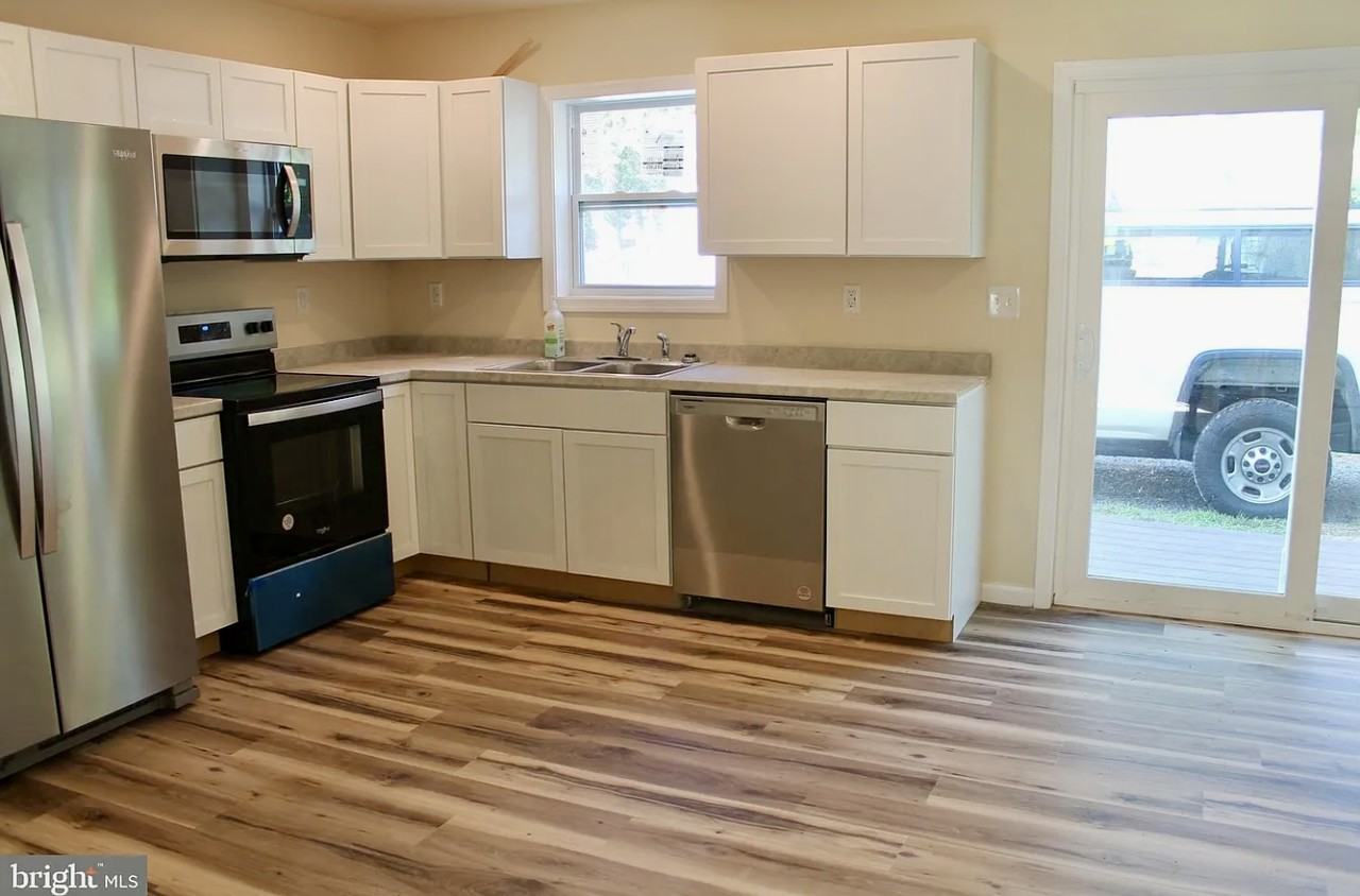 520 Clyde Ave - Photo 5 of 13