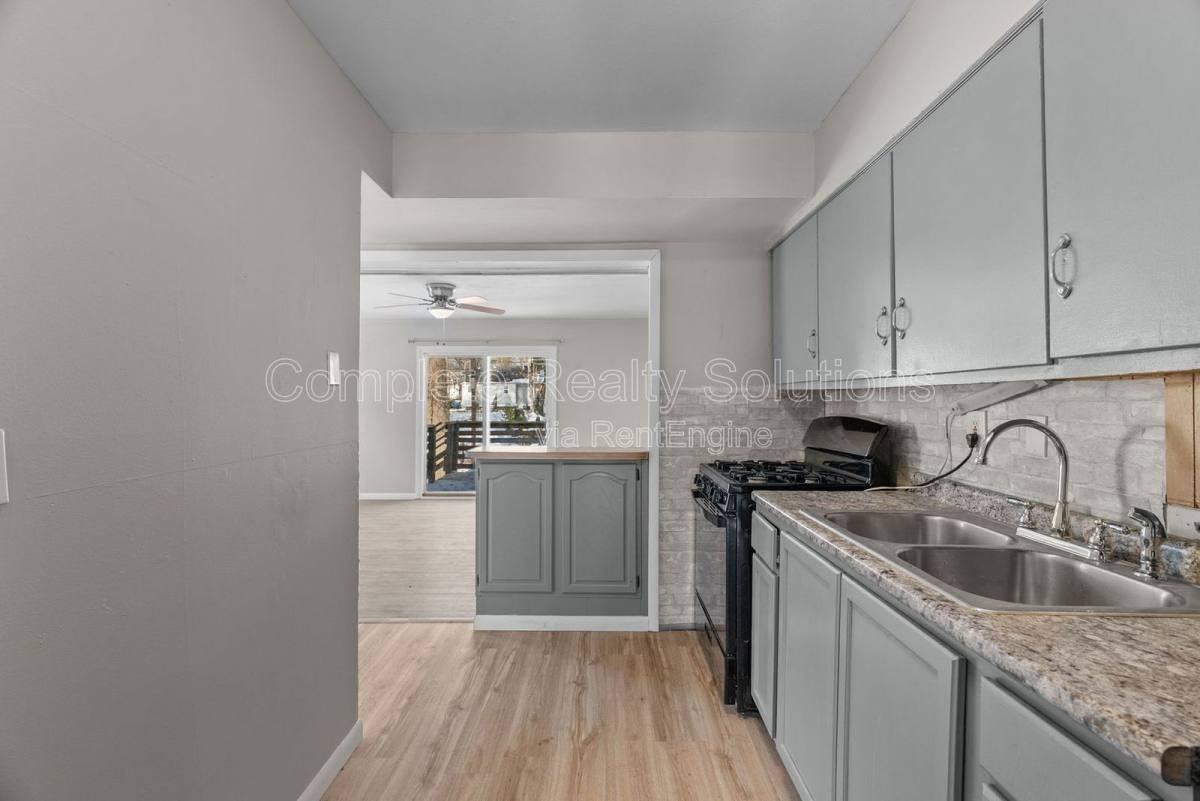 409 Caithness Rd - Photo 3 of 10