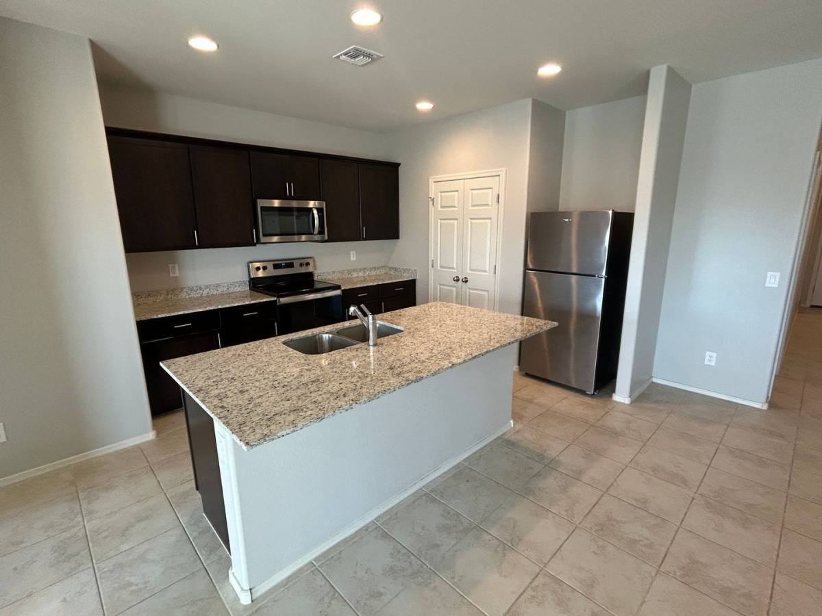 24401 W Verlea Dr - Photo 3 of 10