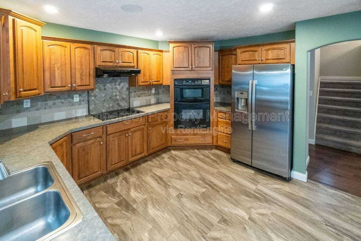 6415 S Woodland Ct - Photo 2 of 10