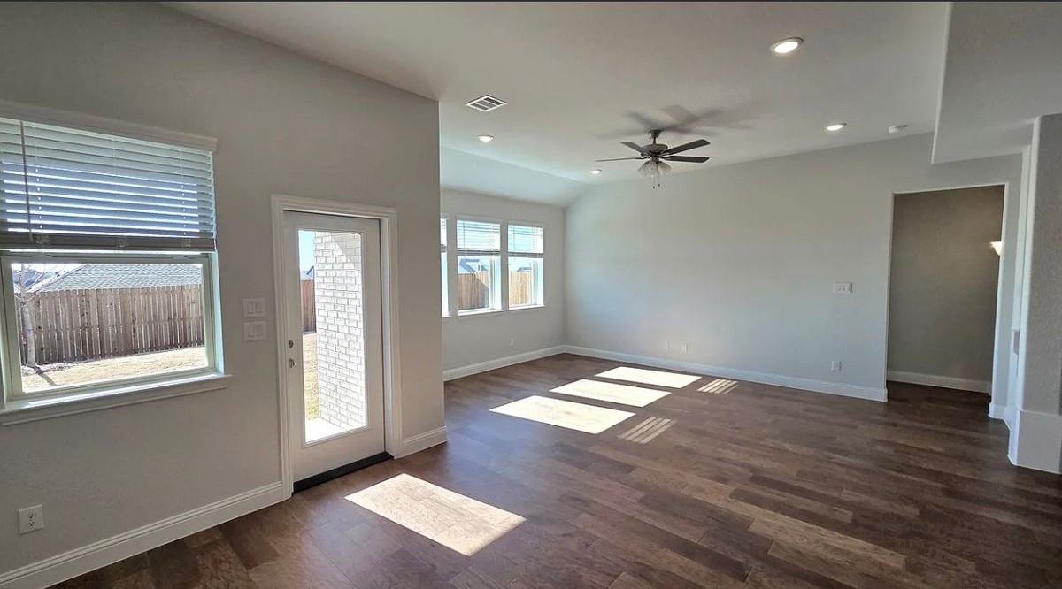 3017 Burwick Ln - Photo 7 of 31