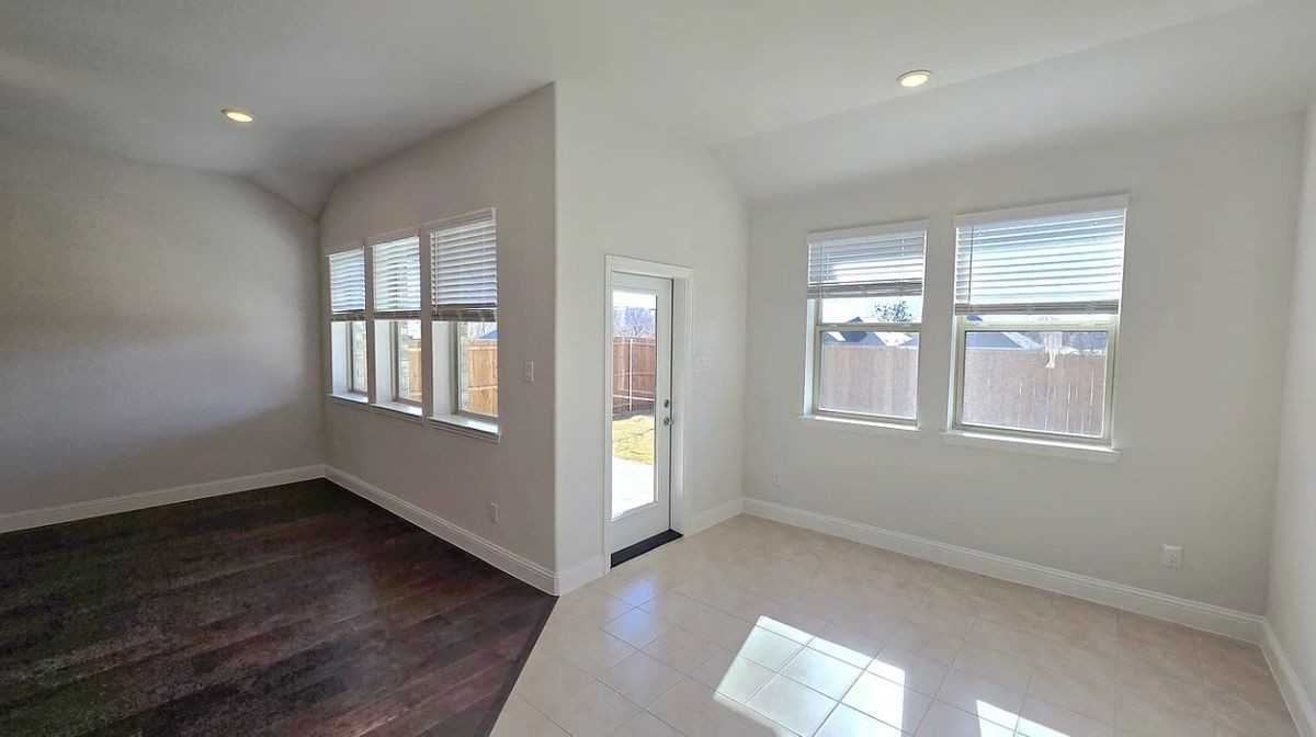 3029 Hollybrook Ln - Photo 4 of 32