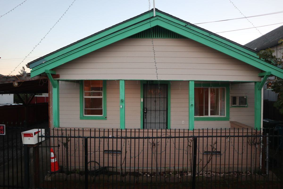 1017 W 8th St - Photo 2 of 9