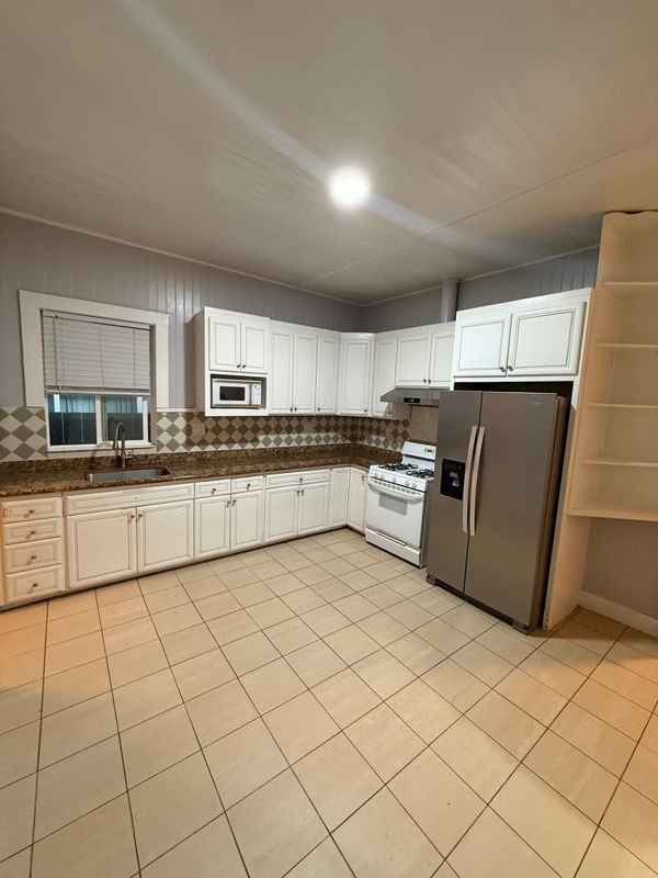 1017 W 8th St - Photo 5 of 9