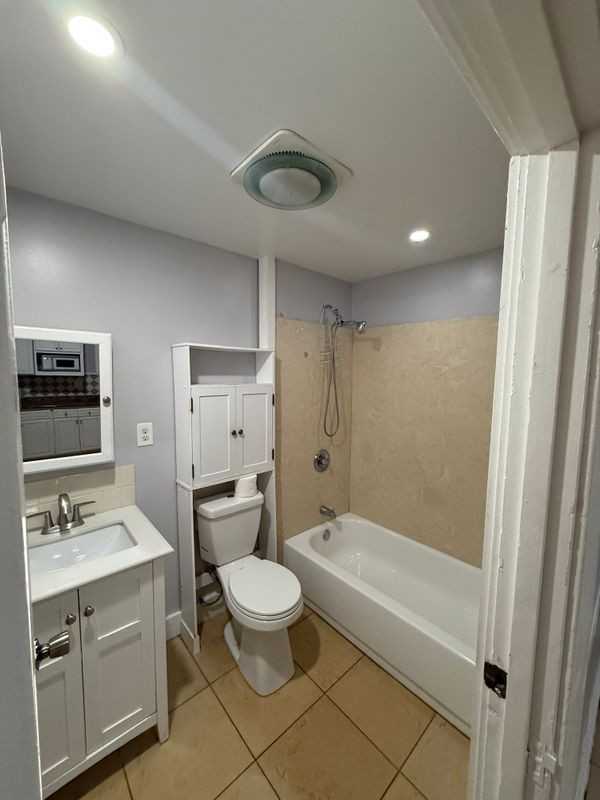 1017 W 8th St - Photo 6 of 9