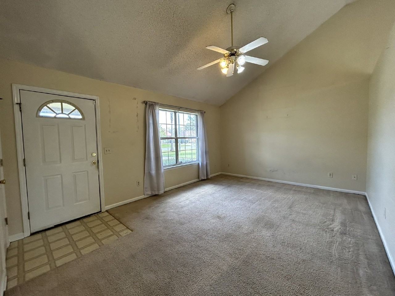 919 Summer Dr - Photo 2 of 12