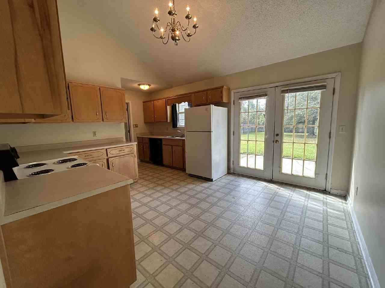 919 Summer Dr - Photo 3 of 12