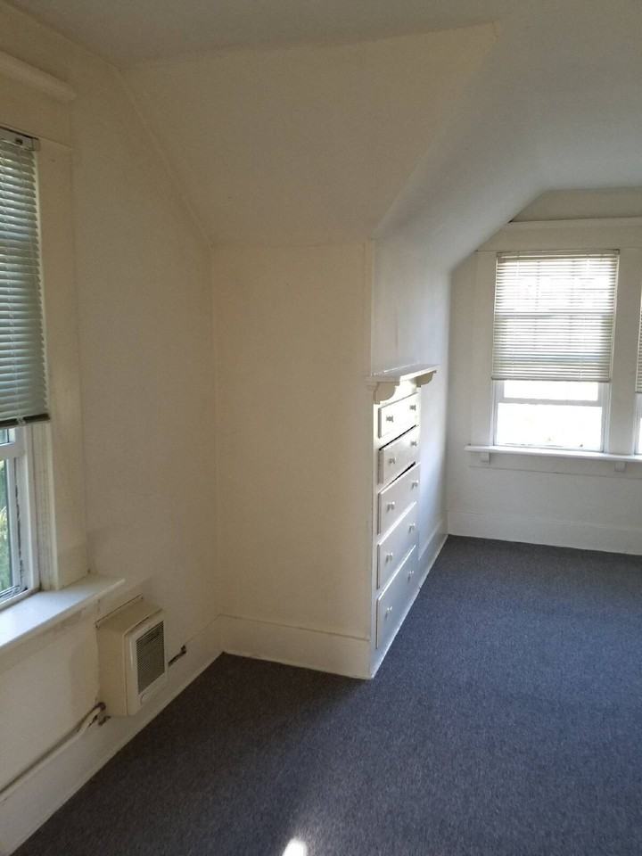 1186 Ferry St - Photo 3 of 9