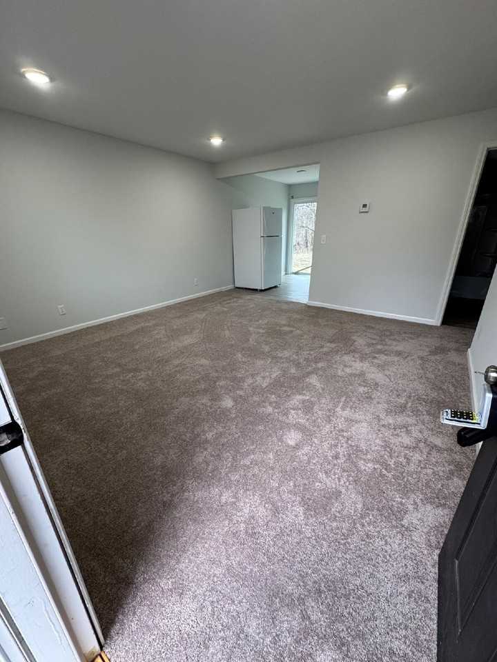 422 W Mahoney Dr - Photo 3 of 9