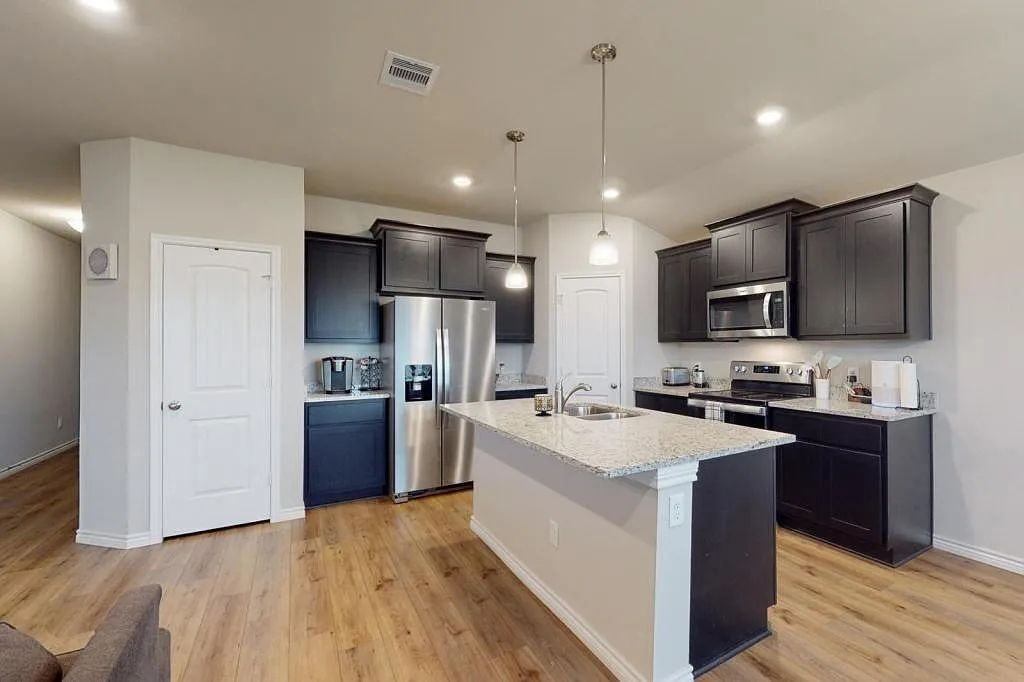 2053 Chief St - Photo 4 of 19