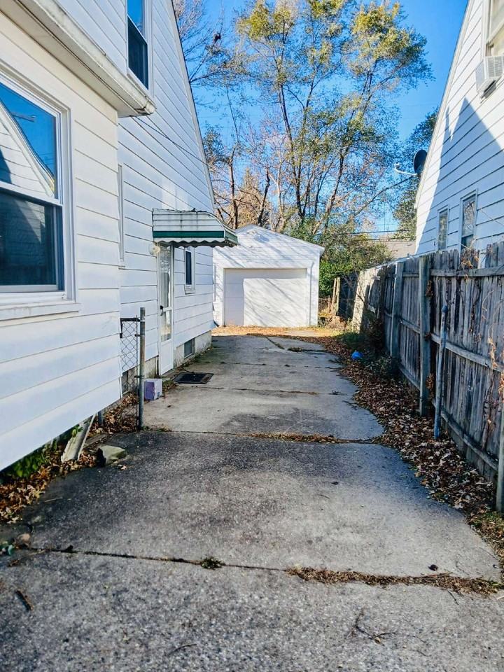 21465 Syracuse Ave - Photo 2 of 17