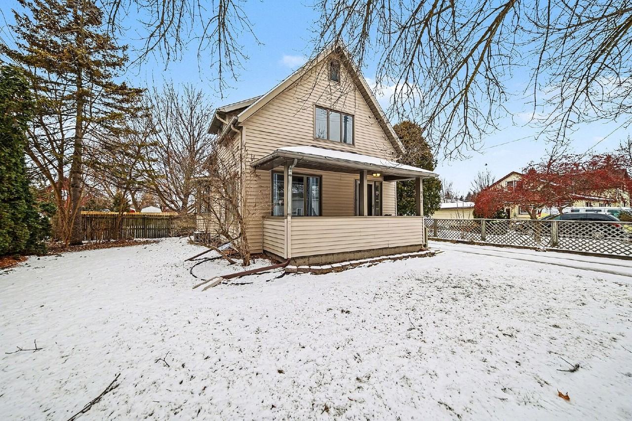 812 E Grove St - Photo 2 of 18