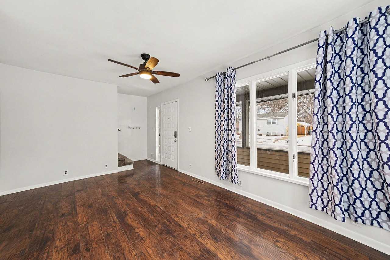 812 E Grove St - Photo 3 of 18