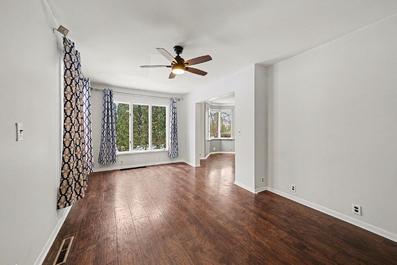 812 E Grove St - Photo 4 of 18