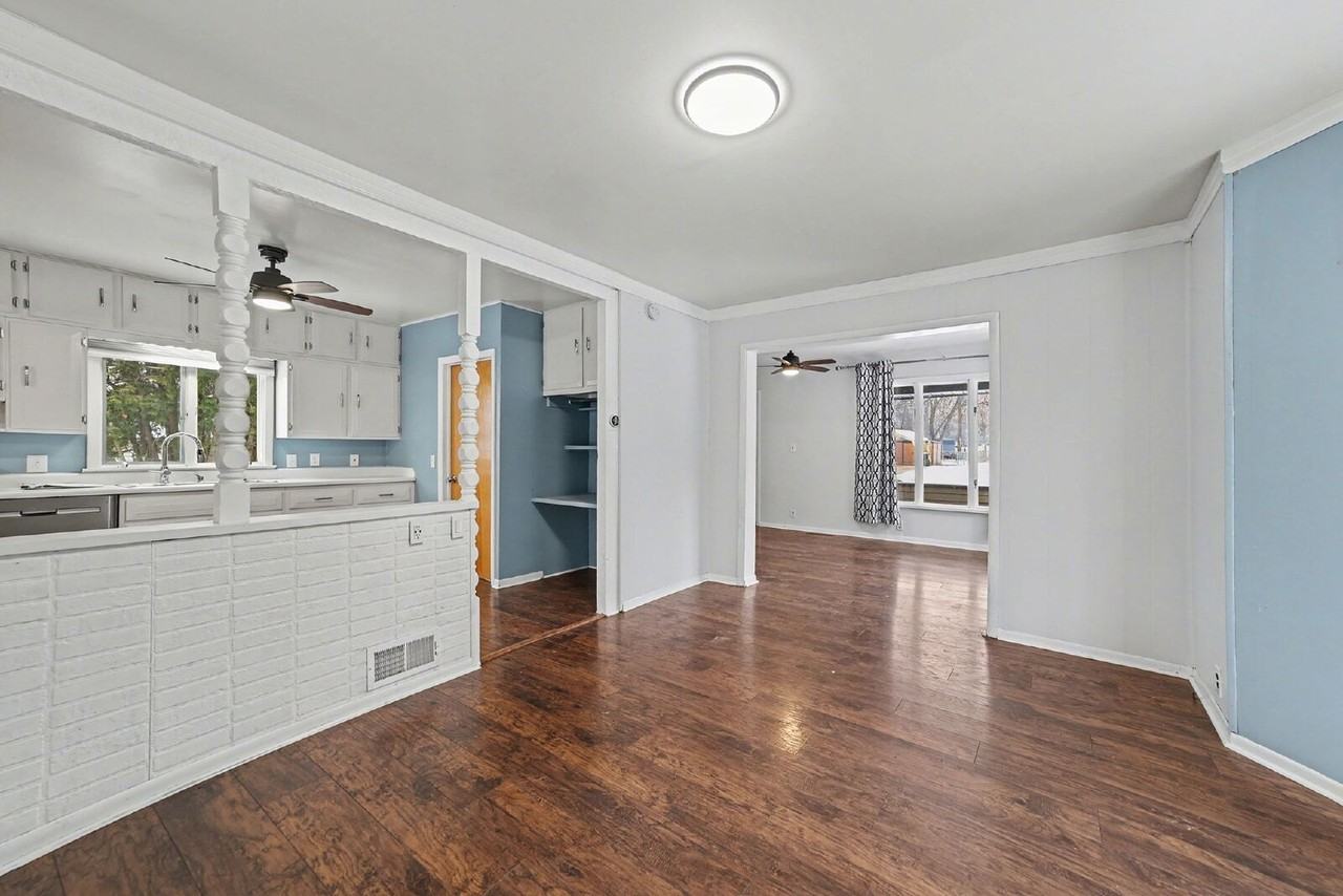 812 E Grove St - Photo 6 of 18