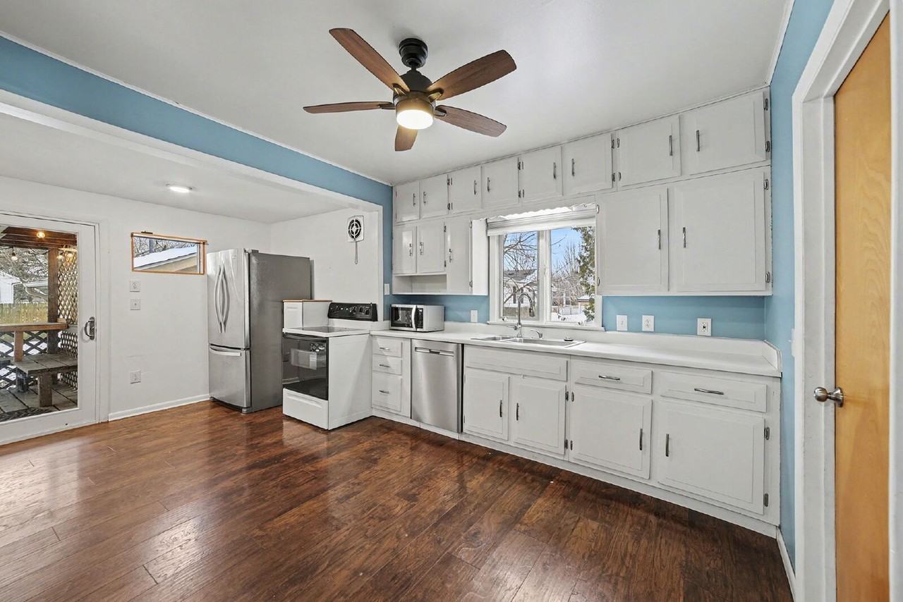 812 E Grove St - Photo 7 of 18