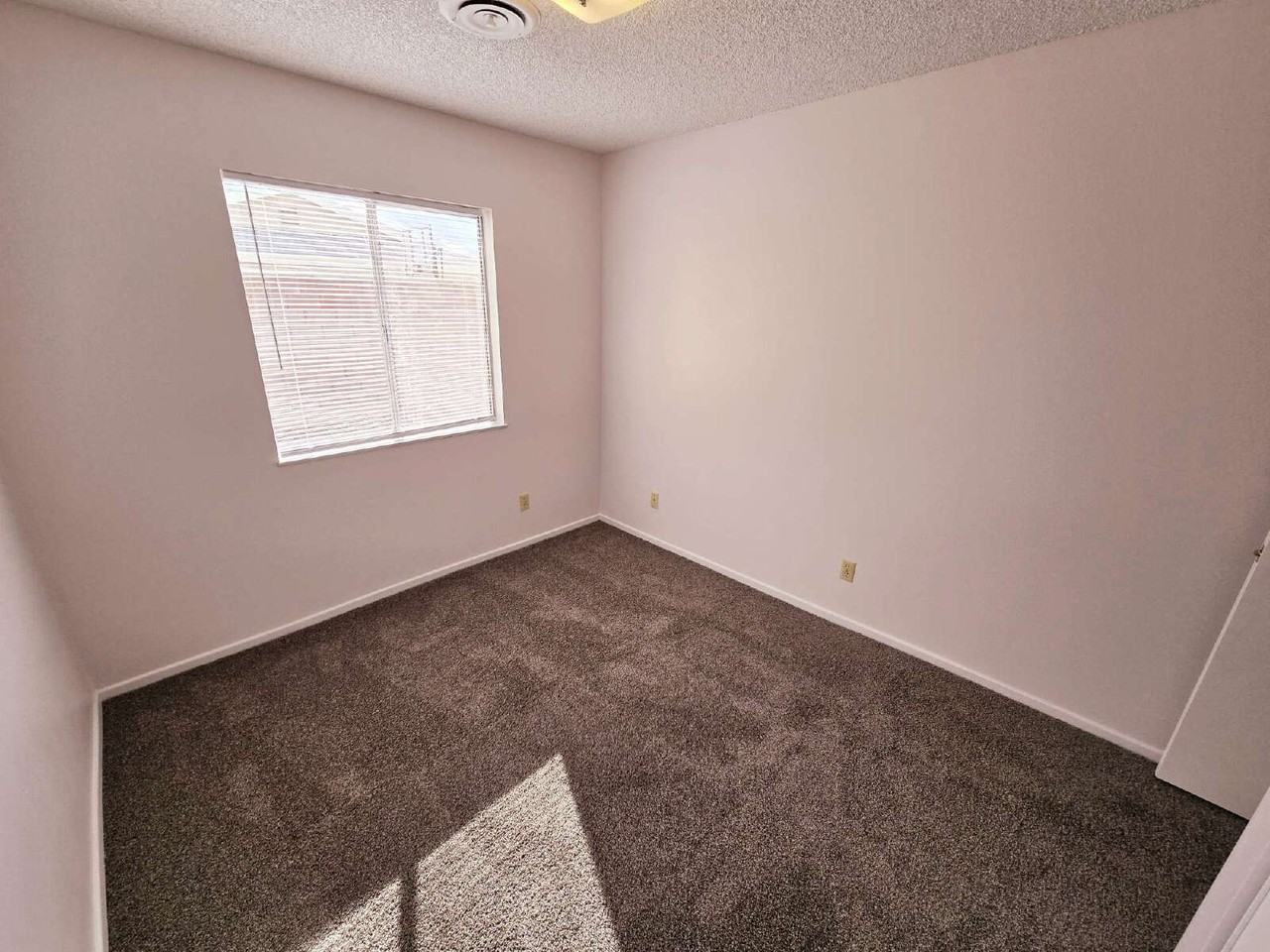 1108 Meadbrook St - Photo 6 of 34