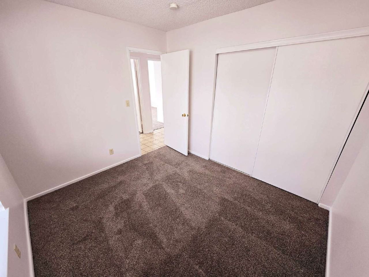 1108 Meadbrook St - Photo 7 of 34