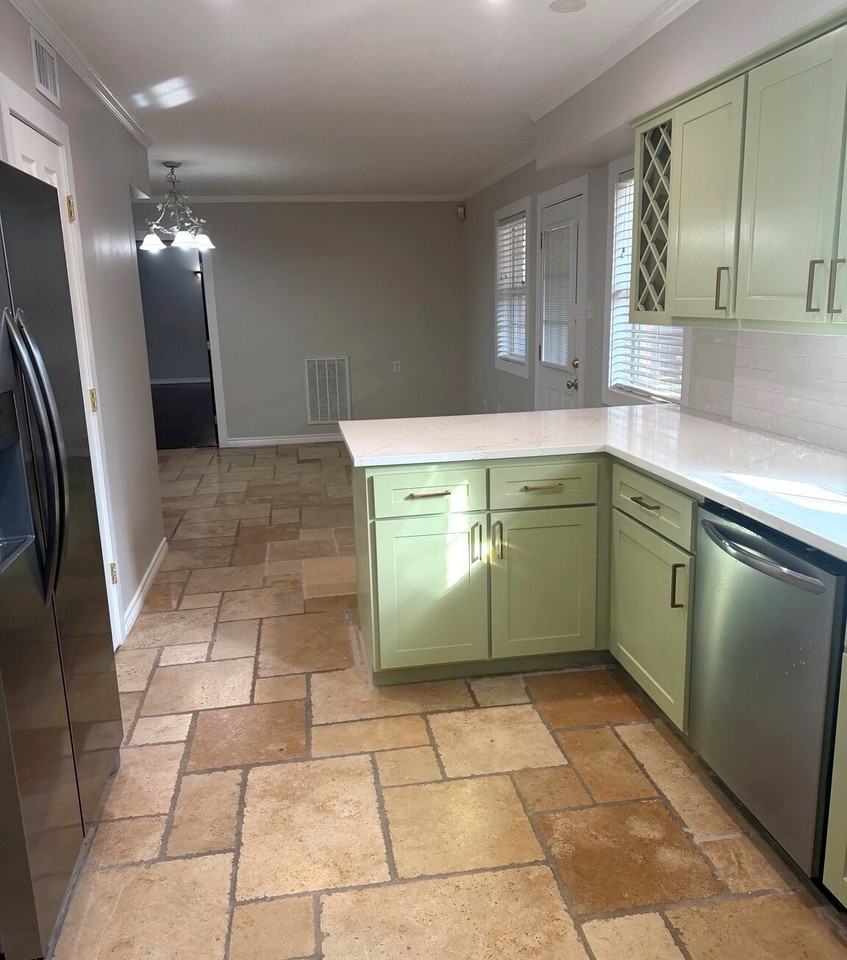 1314 Broadmoor Dr - Photo 3 of 19