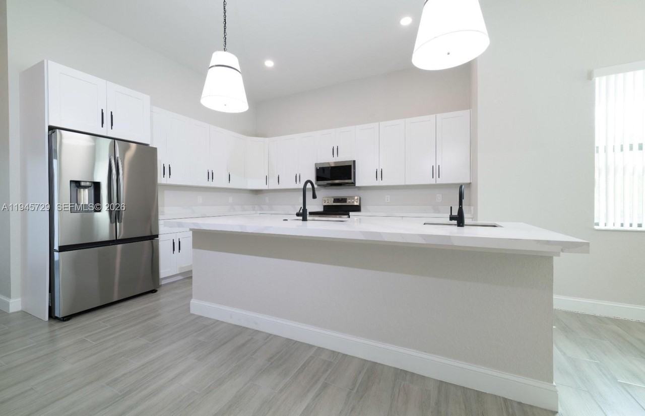 4024 Sw 52nd St - Photo 3 of 21