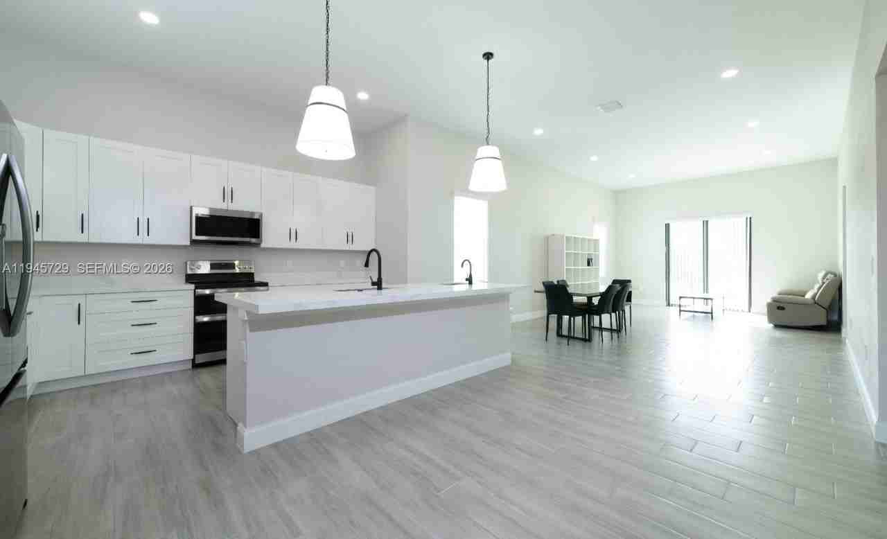 4024 Sw 52nd St - Photo 5 of 21